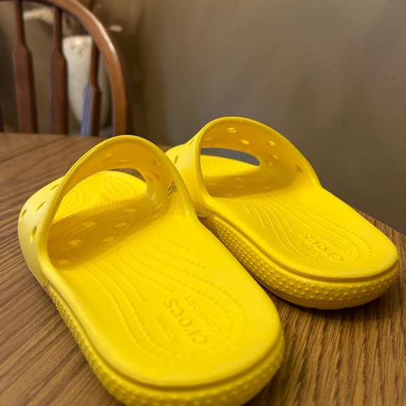Crocs Unisex-Adult Classic Yellow Slide Sandals Women's Size 6 / Men's Size 4 - Picture 4 of 8